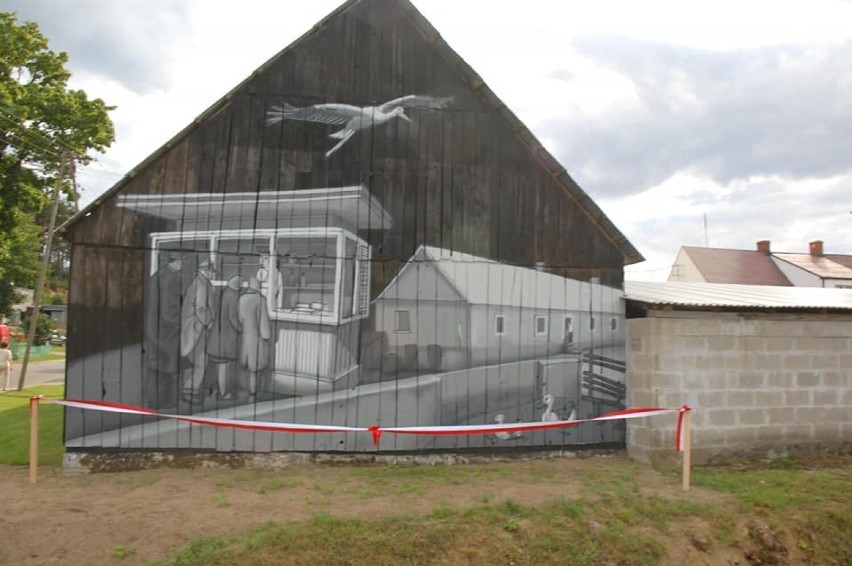 Wyjątkowy mural w Kamienicy Szlacheckiej. Historia wsi uwieczniona na ścianie stodoły