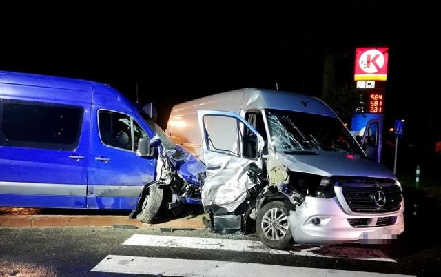 Do wypadku doszło przed północą na szosie krajowej nr 24 w Chełmicku. Zderzyły się dwa mercedesy typu bus. W jednym z nich podróżowało osiem osób. Trzy osoby poszkodowane trafiły do szpitala na obserwację. Dlaczego pojazdy zderzyły się ze sobą? Ustalaniem okoliczności wypadku zajmuje się policja.  Czytaj także: Koszmarny wypadek na lubuskiej "trasie śmierci". Zderzyły się 3 auta. Są ranniZobacz także: Tragiczny wypadek pod Zieloną Górą. Autobus zderzył się z busem