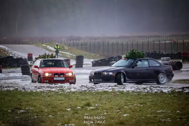 Świąteczny trening driftu na Torze Białystok. Adrenalina i magia świąt z choinką na dachu BMW