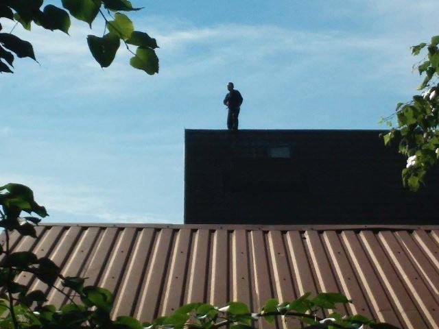 Mężczyzna stoi na dachu od wczoraj, od godz. 18