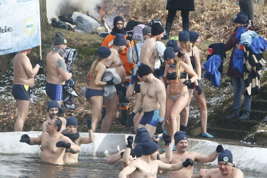 140 miłośników kąpieli w lodowatej wodzie z całego regionu...