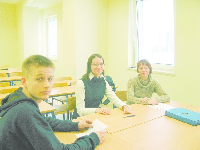Wojciech Maziarz, student I roku WSB, skorzystał już z usług centrum. Doradzały mu Katarzyna Świerkot i Marta Milewska (z prawej).