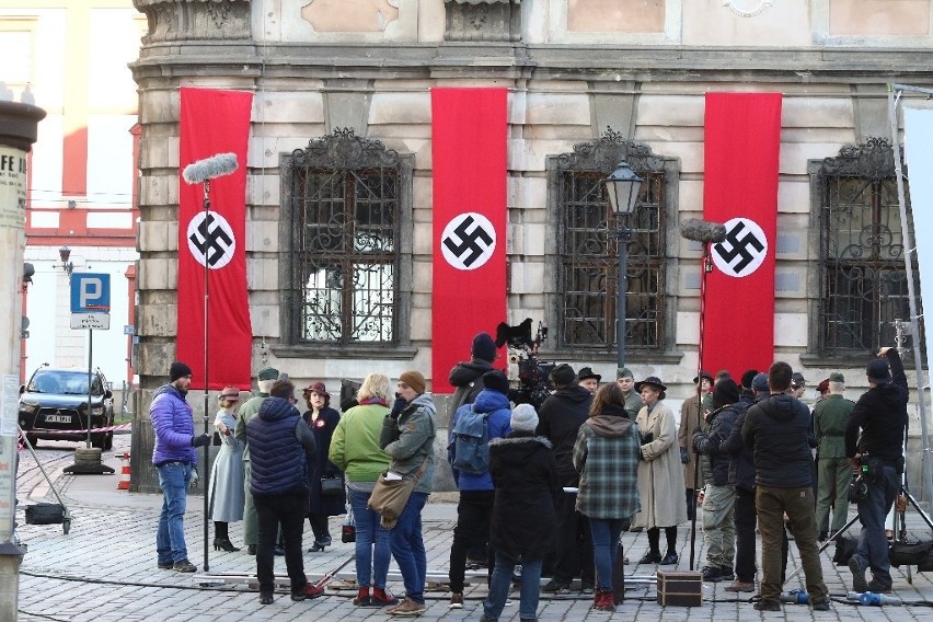 Hitlerowskie flagi zawisły dziś na budynkach w centrum...