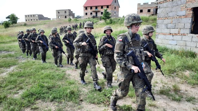 Wśród nowych ochotników w 6. Mazowieckiej Brygadzie Obrony Terytorialnej, ćwiczących na poligonie nie brakuje też kobiet.