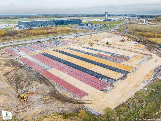 Trwa budowa nowego parkingu na lotnisku w Pyrzowicach. Prace potrwają do czerwca 2024r.