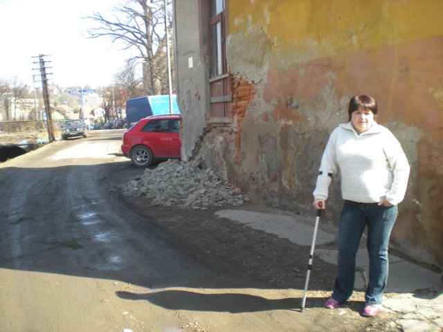 Anna Deptuch-Górecka ma nadzieję, że odpowiednie służby zajmą się kierowcami nagminnie łamiącymi przepisy ruchu drogowego na ulicy obok jej domu