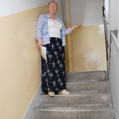 - Przez te schodki, mąż  nie może wyjść z domu - mówi pani Stanisława Krasowska, mieszkanka ulicy Wesołej w Białymstoku.