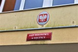 Funkcjonariusz służby więziennej dusił ciężarną kobietę. Został skazany, ale pracy nie stracił