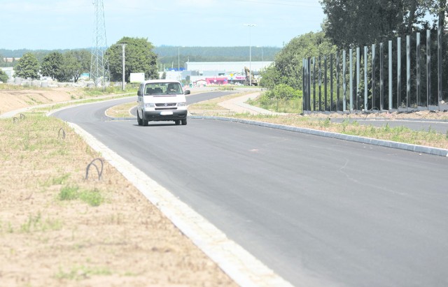 Mieszkańcy ul. Rejtana, przy której powstaje słupski ring, skarżą się na samochody jeżdżące budowaną jeszcze drogą.