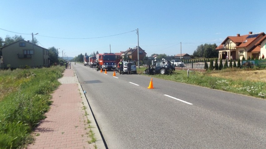 Wypadek w Bodzentynie. Dwie osoby w szpitalu po zderzeniu dwóch aut