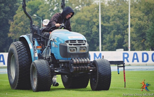 Firma Gardenia Sport rozpoczęła montaż instalacji do podgrzewania murawy na stadionie Miejskiego Ośrodka Sportu i Rekreacji przy ulicy Narutowicza 9. Łącznie ułożonych zostanie 140 kabli o długości 220 metrów każdy czyli około 31 kilometrów. Inwestorem instalacji podgrzewania murawy na stadionie MOSiR jest klub Radomski Klub Sportowy Radomiak. Najbliższe mecze ligowe na stadionie przy Narutowicza 9 są zaplanowane na 11 września (sobota) i 13 września (poniedziałek). W sobotę zagra Broń z Pelikanem Łowicz (godzina 17), a w poniedziałek Radomiak z Pogonią Szczecin (godzina 20.30).ZOBACZ ZDJĘCIA >>>