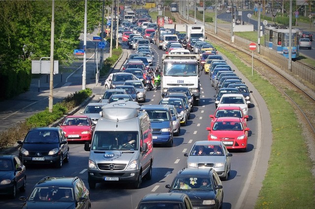 Urzędnicy: We Wrocławiu jest zdecydowanie za dużo samochodów. Zdjęcie ilustracyjne