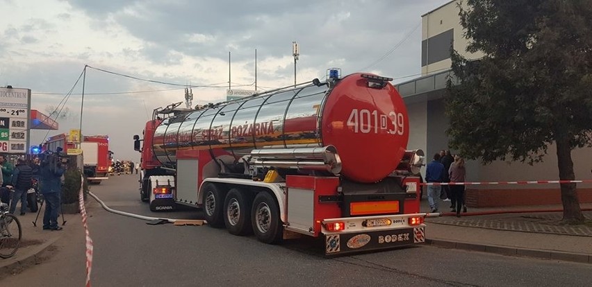 Potężny pożar niedaleko stadionu Wrocław [FILMY, ZDJĘCIA]