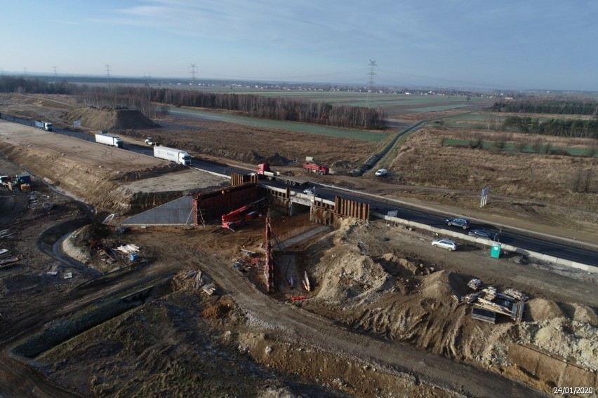 Budowa autostrady A1 Radomsko - Kamieńsk. Jak postępują prace? ZDJĘCIA lotnicze i z poziomu ziemi