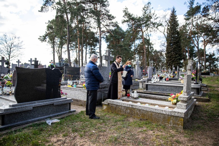 Wielkanoc. Święcenie grobów na cmentarzu prawosławnym na...