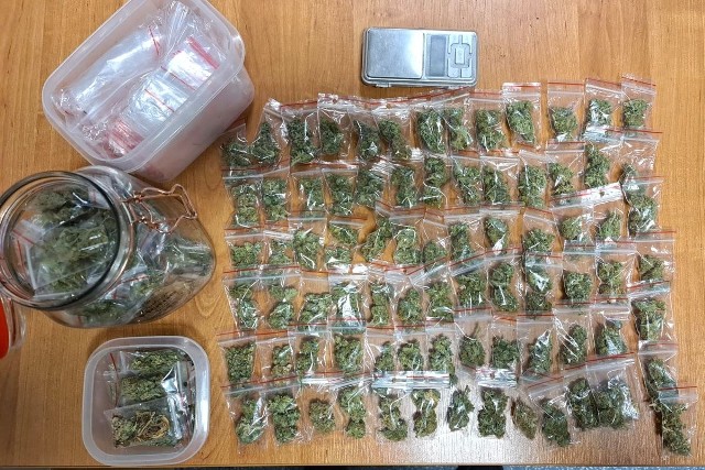 W mieszkaniu na Bartodziejach policjanci znaleźli 174 woreczki z marihuaną, pudełko z pustymi woreczkami „dilerówkami”, wagę elektroniczną oraz pieniądze