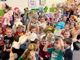 Dzień Pluszowego Misia w Choroszczy. Dzieci przyniosły do przedszkola swoich pluszowych przyjaciół