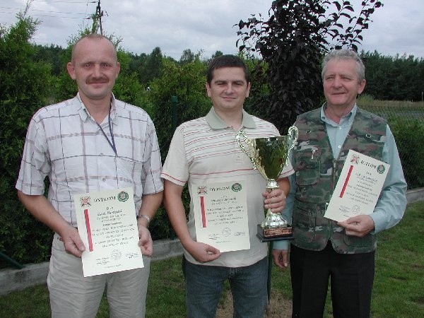 W klasyfikacji generalnej reprezentacja  Lubostronia w składzie: Jan Męczyński, Leszek  Męczyński i Adam Nojman, zajęła pierwsze  miejsce. Puchar dowódcy POW, gen. dywizji  Zbigniewa Głowienka, przyjechał więc na Pałuki.