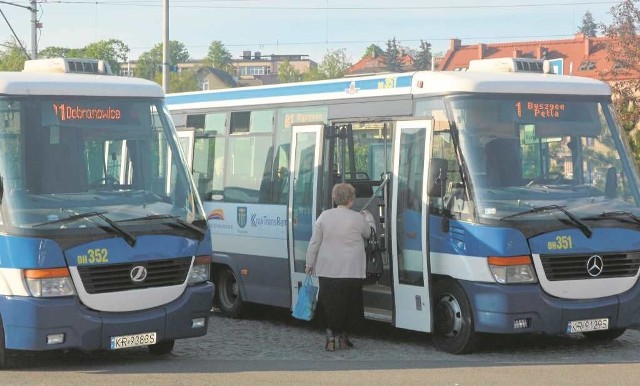 Autobusy dowożące mieszkańców na pociąg jeżdżą w gminie Wieliczka od 1,5 roku. Na razie to jedyny taki projekt w regionie