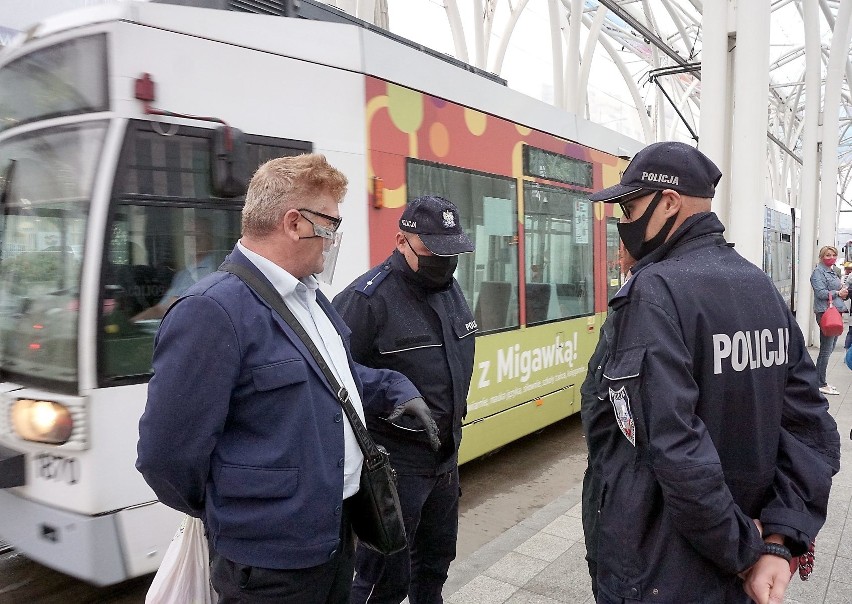 Koronawirus. Rozpoczęły się policyjne kontrole w tramwajach i autobusach! Tylko jedna trzecia pasażerów MPK jeździ w maseczkach! 