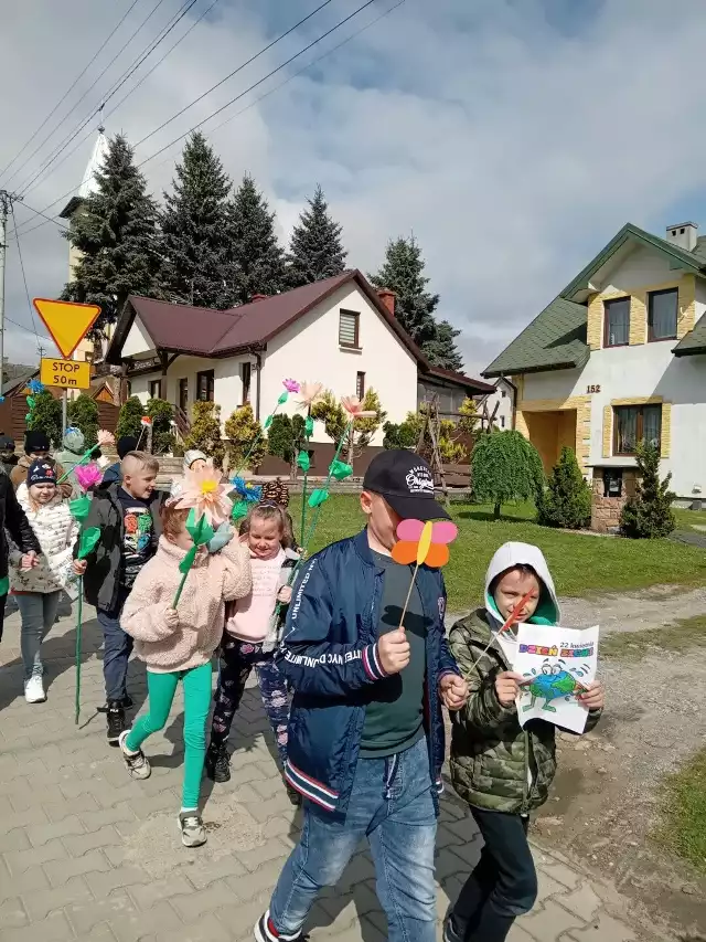Zobaczcie jak młodzi mieszkańcy gminy Pawłów świętowali Dzień Ziemi. Ich ekologiczny marsz i zdjęcia prac plastycznych zobaczycie w galerii