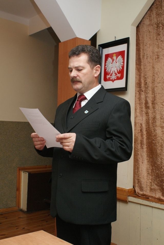 Ryszard Pazera, wójt gminy Masłów, w chwili składania ślubowania. Tekst przysięgi odczytał z kartki.