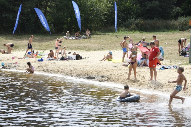 Świąteczną sobotę, 15 sierpnia wiele osób spędziło nad wodą w Kaniowie. Można było spotkać ludzi całej okolicy. Komu wylegiwanie się na piasku albo brodzenie w wodzie nie wystarczało, mógł dostarczyć sobie większych emocji korzystając z wyciągu do wakeboardu.Zobaczcie zdjęcia>>>