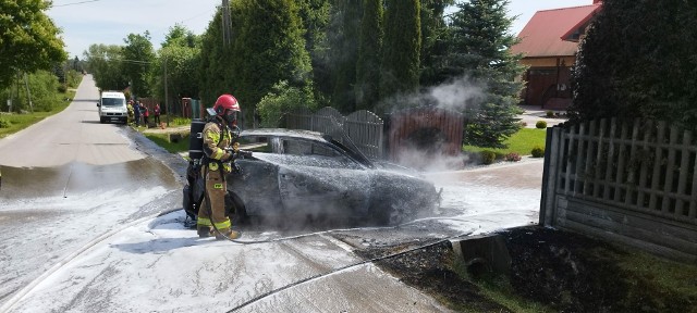 Pożar samochodu osobowego w Szewcach w gminie Nowiny.