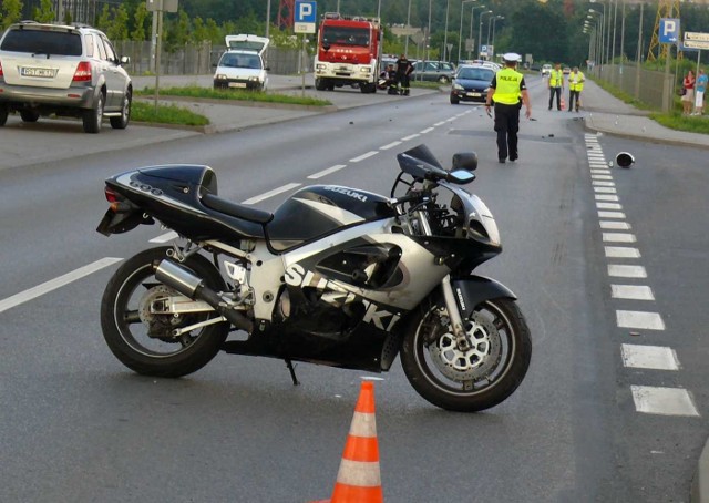 Podniesiony już motor na drodze, gdzie doszło do wypadku.