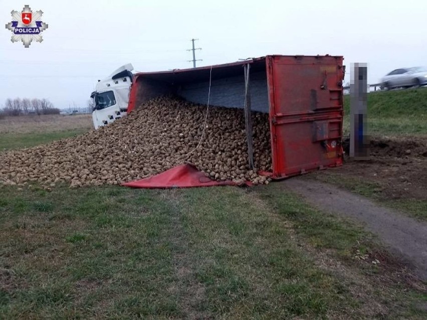 Na obwodnicy Krasnegostawu ciężarówka wypadła z drogi. Posypały się buraki