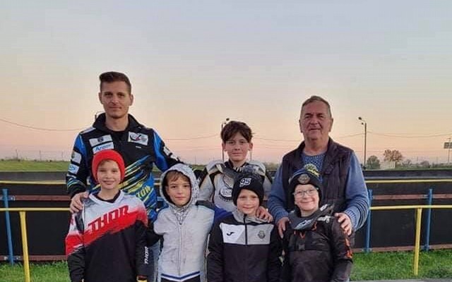 Paweł Parys (z lewej) z innym trenerem GUKS Speedway Wawrów Mieczysławem Woźniakiem oraz zawodnicy