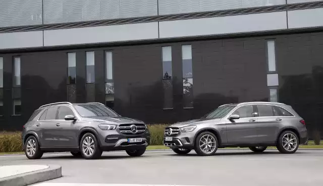 Od lewej: Mercedes GLE 350de i Mercedes GLC 300e. Fot. Daimler