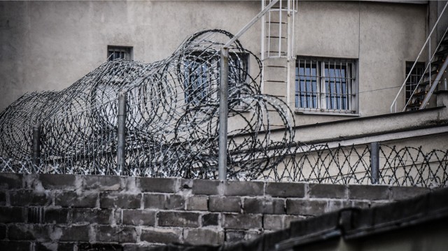 Codziennie kilkuset osadzonych w okręgu bydgoskim opuszcza mury zakładów karnych i aresztów śledczych, aby pracować w przedsiębiorstwach państwowych, instytucjach gospodarki budżetowej i dla przedsiębiorców pozawięziennych.