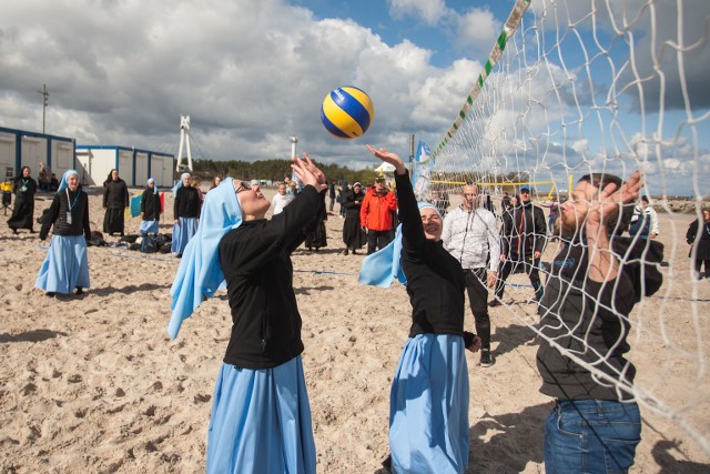 Usteckie siostry kanoniczki zorganizowały wyjątkowe rekolekcje. Koncerty, bicie rekordu w tańcu i mecz piłki siatkowej na plaży, a w roli zawodniczek siostry. Te i wiele innych atrakcji przygotowało Zgromadzenie Sióstr Kanoniczek Ducha świętego de Saxia, które szykuje się do wielkich obchodów 800. rocznicy przybycia Zakonu Ducha Świętego do Polski, która przypada w 2020 roku.