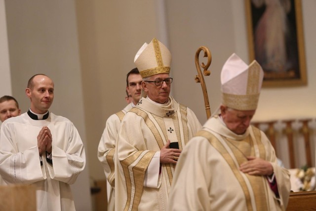 Arcybiskup Wiktor Skworc udzielił dyspensy od niedzielnej mszy na czas zagrożenia koronawirusa.