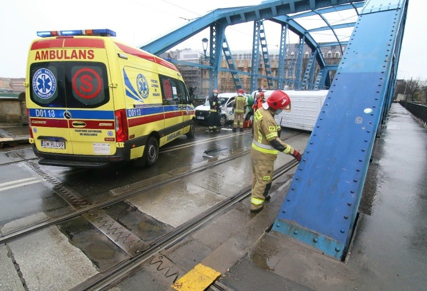 Bus przewrócił się na moście Sikorskiego. Jedna osoba ranna, duże utrudnienia w ruchu 
