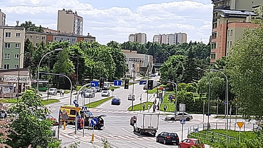 Dachowanie samochodu na skrzyżowaniu ul. Obrońców Poczty Gdańskiej z ul. Wyzwolenia w Rzeszowie