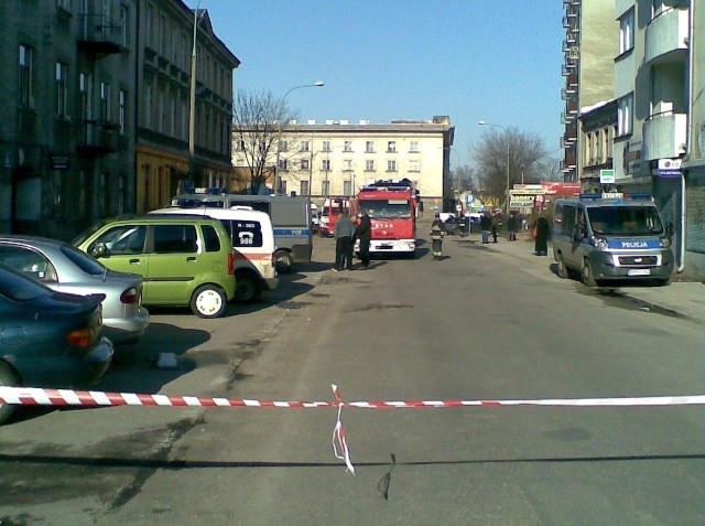 Straż Pożarna i Straż Miejska odgrodziła ulicę Curie - Skłodowską, by uniknąć zagrożenia.