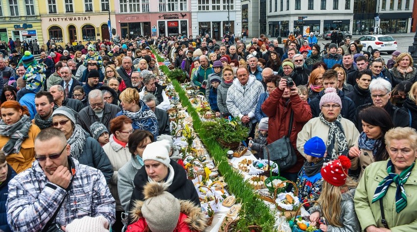 Biskup Tyrawa poświęcił pokarmy. Bydgoska Święconka 2016 na Starym Rynku