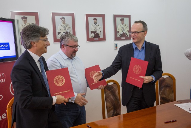 W piątek umowę podpisali: prezes firmy Eusoft Stefano D’Ascoli, prezes Infinity Group Jarosław Antychowicz oraz rektor UwB Robert Ciborowski.