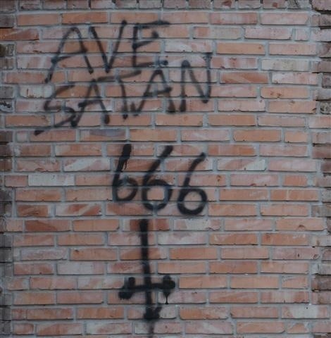 Sataniści sprofanowali kościół w Częstochowie. Abp Depo: "To bolesna prowokacja" [ZDJĘCIA]