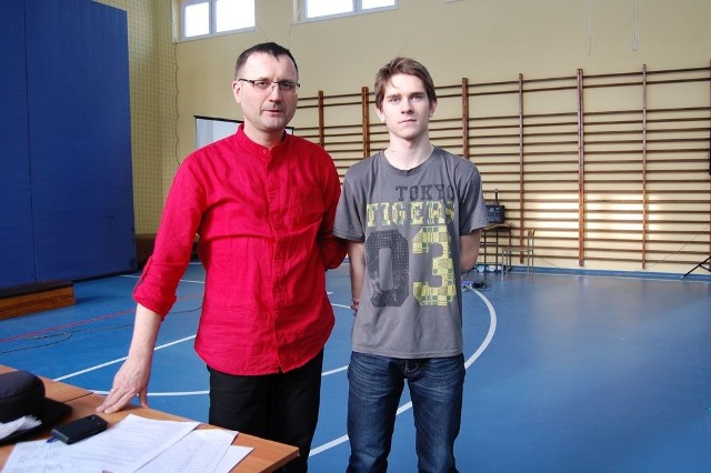 Kacper Kłosowski (z prawej)  z szubińskiej "jedynki&#8221; znalazł się w trójce finalistów. Na zdjęciu z Arturem Michalakiem, nauczycielem, którzy przygotował go do konkursu.