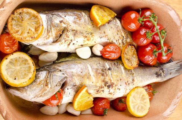 Przepisy na rybę: Okoń morski z cytryną i pimidorami