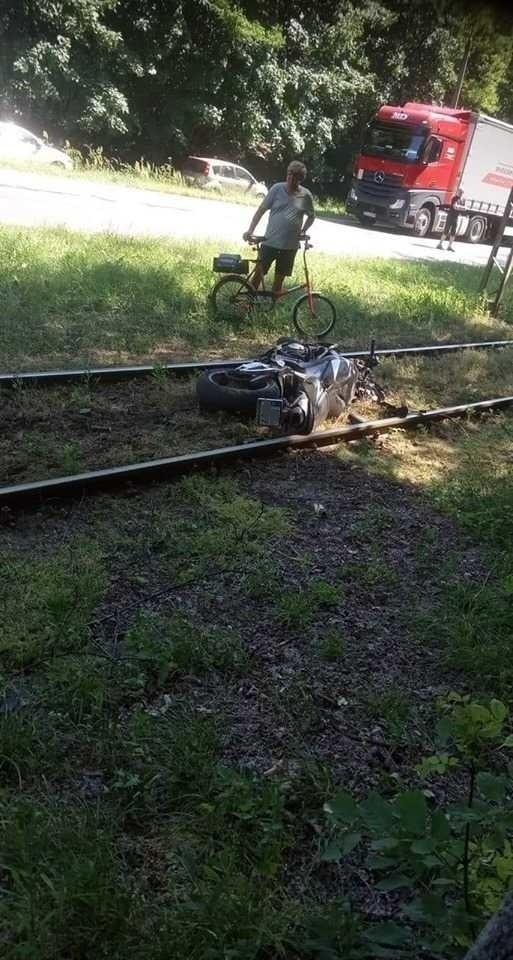Koszmarny wypadek w Sosnowcu. Motocyklista potrącił matkę z dziećmi na pasach. Kobieta zginęła na ich oczach. Maluchy mają 7 i 9 lat