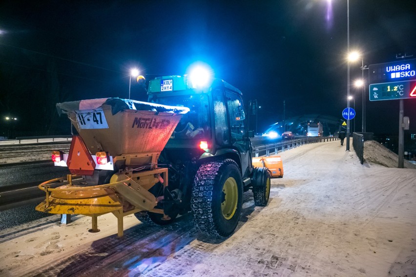 Szklanka na małopolskich drogach. Drogi zamieniły się w lodowiska [ZDJĘCIA]