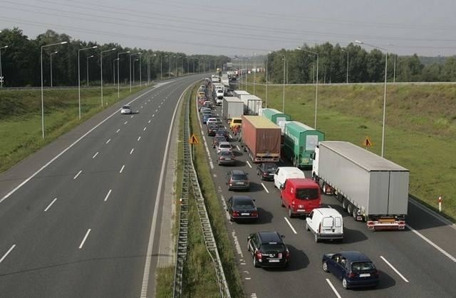 Po zderzeniu 3 samochodów na autostradzie A4 w Mysłowicach powstał ogromny korek