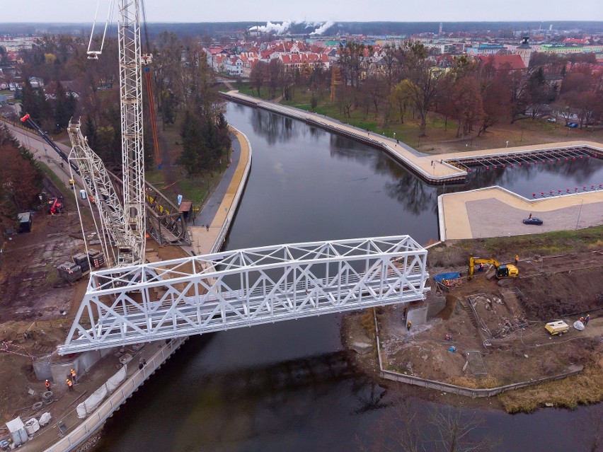 Montaż nowego mostu kolejowego w Piszu