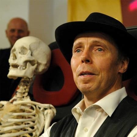 Profesor von Hagens z jednym z eksponatów