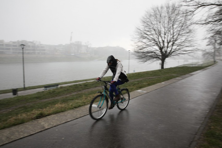 Kraków. Wielka wiosenna śnieżyca nawiedziła miasto. Wiadomo! Kwiecień plecień, bo przeplata... [zdjęcia]