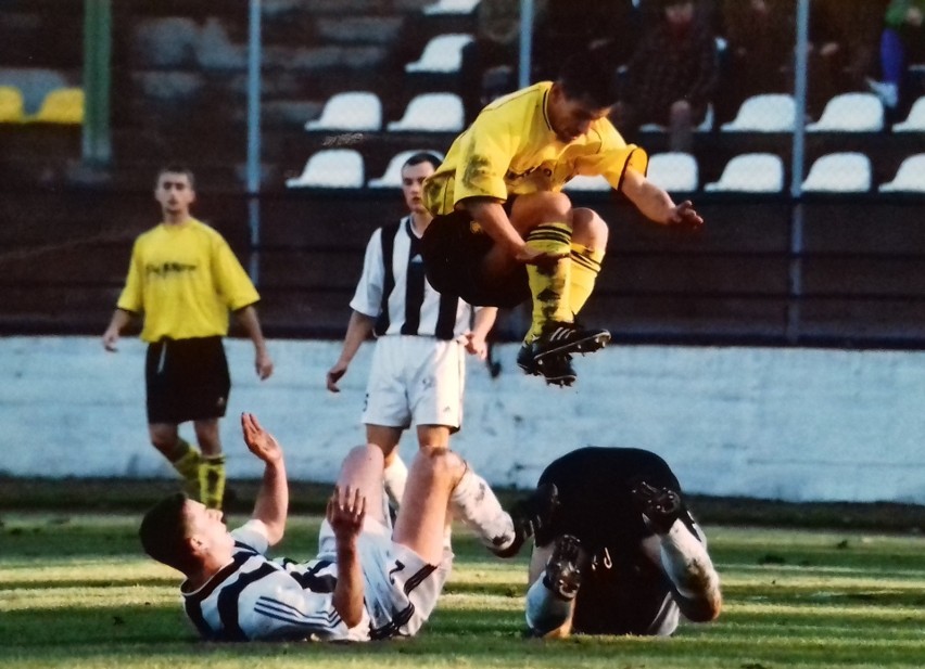 2003. Górnik Wieliczka - Sandecja Nowy Sącz, w wyskoku Paweł...